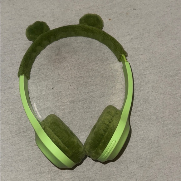 Electronics. Green Frog-Themed Headphones. - Picture 2 of 2